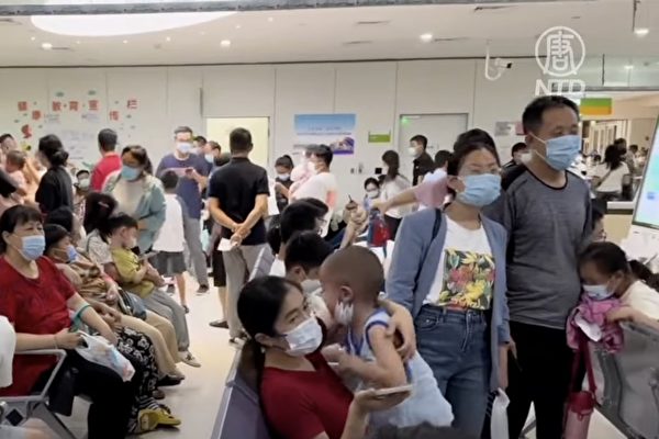 2023年9月以來，中國在兒童中爆發「支原體肺炎」，但有中國醫生透露，這其實是新冠變種。美國病毒學家也表示，支原體肺炎不大會引發「白肺」，更不會無藥可治。（影片截圖）