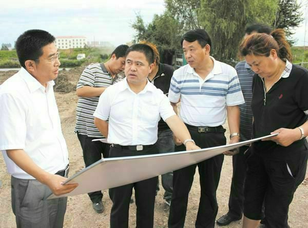 2012年8月李傳良（右三）與田錦霞（右一）於雞西市市民公園維修、改造現場勘查。（李傳良提供）
