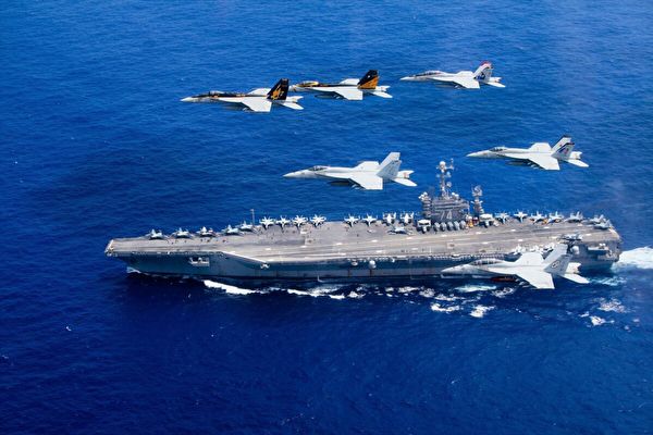 2021年6月18日，多架戰機編隊飛越在菲律賓海航行的尼米茲級約翰·C·斯坦尼斯號（USS John C. Stennis）航空母艦上空。（Lt. Steve Smith/U.S. Navy via Getty Images）