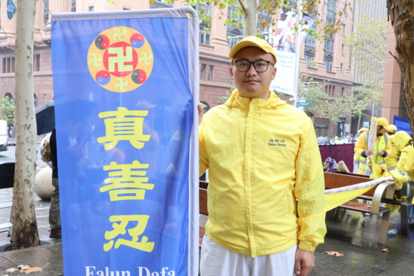 2025年5月8日中午,悉尼法輪功學員舉行一年一度的盛大遊行,慶祝「5.13世界法輪大法日」暨法輪大法洪傳世界33周年及法輪功創始人李洪志大師的華誕。圖為參加遊行的法輪功學員繆先生。(文清揚/大紀元)