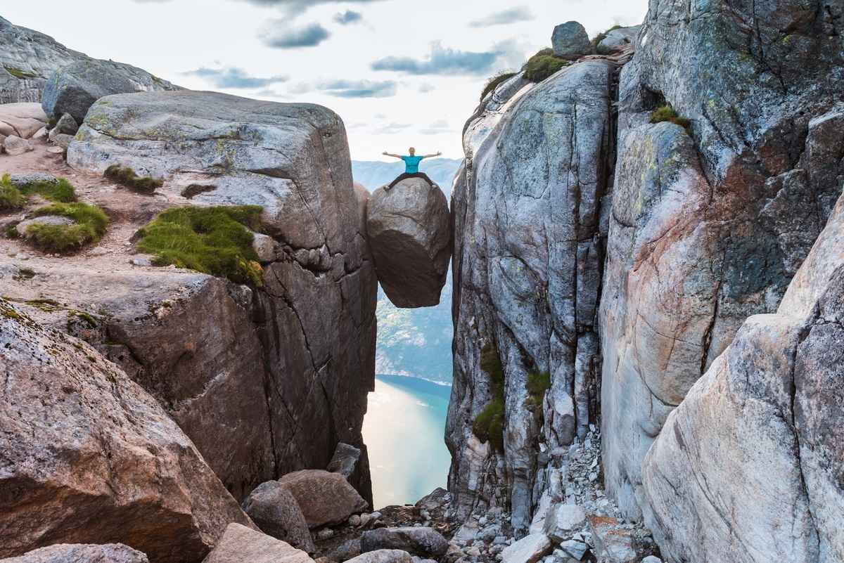挪威的「奇蹟石」是著名旅遊景點，吸引遊客前去拍照。（Shutterstock）