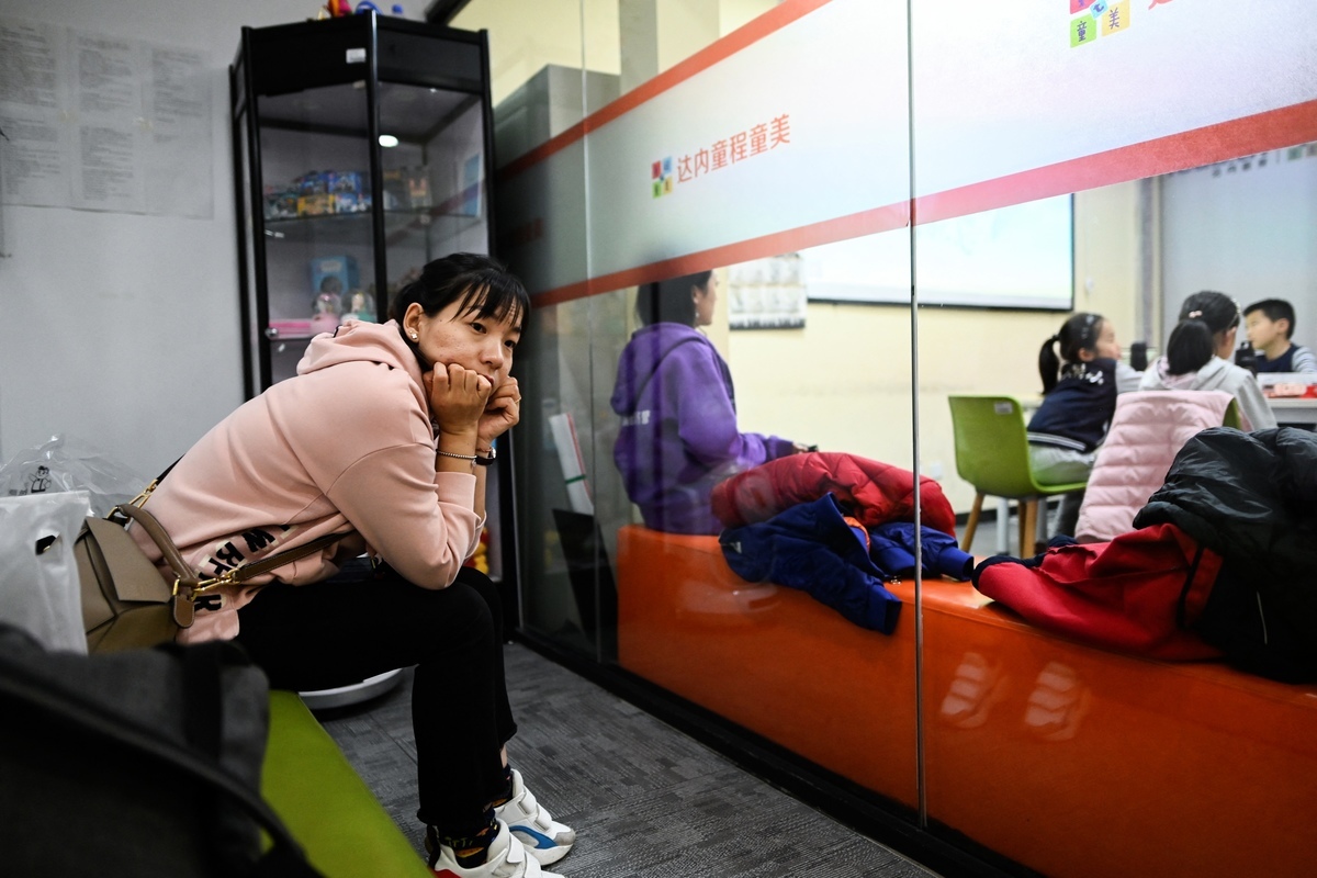 中共當局對校外培訓進行全面規範，導致大陸教培業一篇蕭瑟。圖為2019年11月8日，家長在北京一家兒童電腦編程培訓中心的教室外等候。（Wang Zhao/AFP）