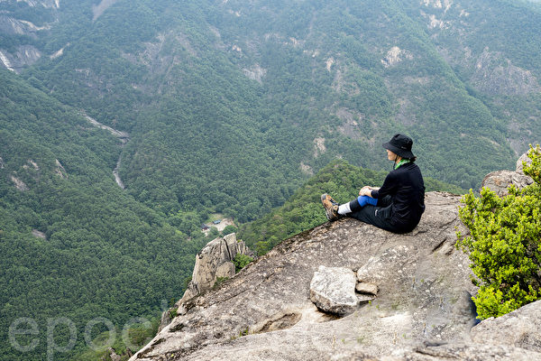 新開放的南韓東海頭陀山織機岩一帶，可看到雄偉的山勢，幽深的山谷以及仙境般美景。（全宇／大紀元）
