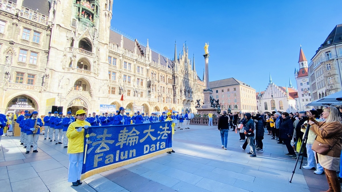 2021年10月29日，慕尼黑著名的馬琳廣場，歐洲部份法輪功學員在德國慕尼黑集會遊行，向當地民眾講述法輪功真相。（清颻／大紀元）