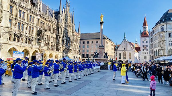 2021年10月29日，慕尼黑著名的馬琳廣場，歐洲部份法輪功學員在德國慕尼黑集會遊行，向當地民眾講述法輪功真相。（清颻／大紀元）