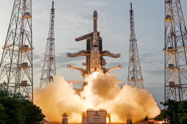 2025年7月30日,NISAR地球觀測衛星搭載GSLV-F16運載火箭,從印度安得拉邦(Andhra Pradesh)斯里赫里戈達島(Sriharikota)的薩迪什‧達萬航太中心(Satish Dhawan Space Centre )升空。這顆由美國太空總署(NASA)與印度太空研究組織(ISRO)聯合打造的強大雷達衛星,將追蹤地球陸地與冰層表面的細微變化,協助預測各類自然或人為災害。(Indian Space Research Organisation(ISRO) - AFP)