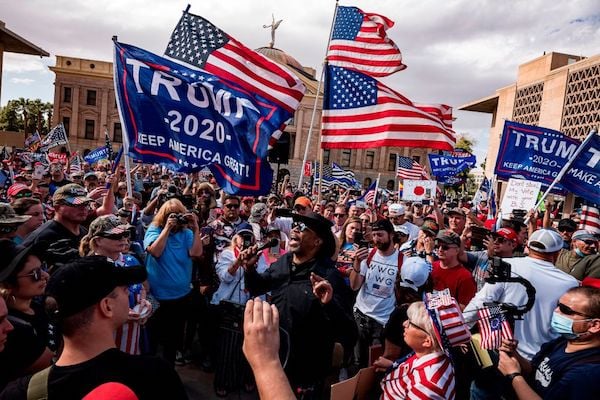 2020年11月7日，特朗普支持者在亞利桑那州鳳凰城的州議會大廈前示威，表達對選舉結果的不滿。（OLIVIER TOURON/AFP via Getty Images）