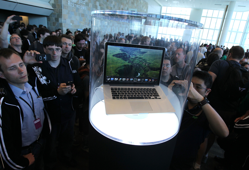 圖為蘋果2016年發布的Macbook Pro。(Justin Sullivan/Getty Images)