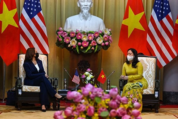 2021年8月25日，美國副總統賀錦麗在河內的總統府與越南副國家主席武氏映春會談。 （MANAN VATSYAYANA / POOL / AFP via Getty Images）