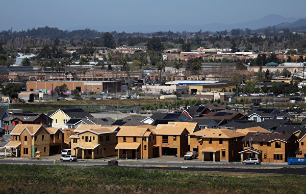  2022年3月23日，加利福尼亞州佩塔盧馬，一個住房開發項目中正在建設的新房。（Justin Sullivan/Getty Images）