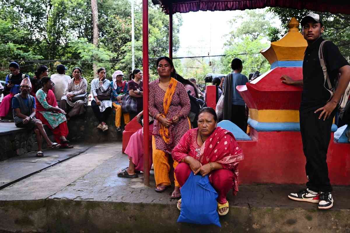 2026年8月28日，在尼泊爾努瓦科特縣（Nuwakot）特里蘇里巴扎爾（Trishuli Bazar）的一處陸軍救援營，民眾正焦急等待失聯親屬的消息。（Arun Sankar/AFP via Getty Images）