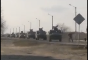 烏克蘭人隻身擋俄軍車 重現「六四坦克人」？