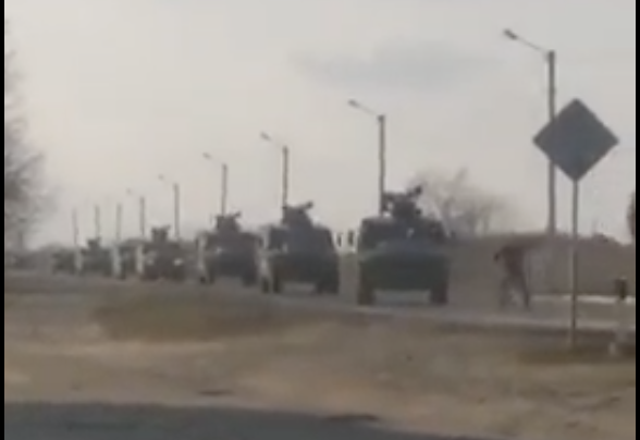 烏克蘭人隻身擋俄軍車 重現「六四坦克人」？