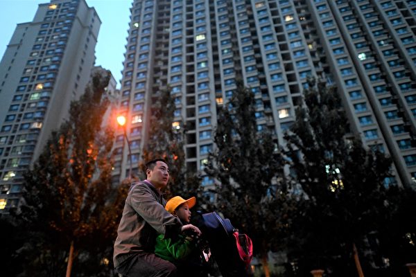2021年下半年以來，中國大陸房地產泡沫明顯破滅，房地產開發商恒大首當其衝，其次是至少58家不同程度的違約房地產公司。圖為恒大在北京興建的住宅綜合體。（Noel Celis/AFP）
