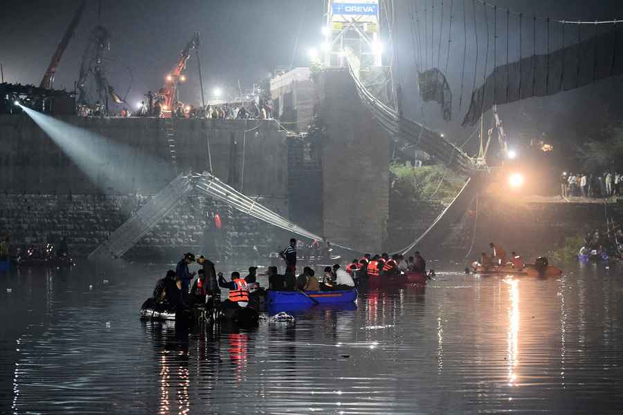 【圖輯】印度懸索橋坍塌135人死 數百人救援