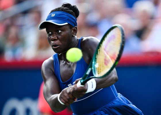 2025年8月7日,女子網壇WTA1000滿地可站決賽上,18歲本土「黑馬」姆博科(Victoria Mboko)以2:6/6:4/6:1逆轉擊敗前「世界第一」、四屆大滿貫冠軍得主大坂直美(Naomi Osaka),贏得職業生涯第一個巡迴賽女單冠軍。圖為姆博科比賽中擊球瞬間。(Minas Panagiotakis/Getty Images)