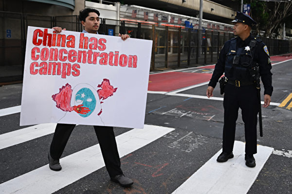中共黨魁習近平將參加在美國三藩市舉行的APEC峰會。圖為2023年11月13日,一名抗議者在會場附近舉著「China has concentration camps」(中國有集中營)的標語。(Andrew Caballero-reynolds/AFP)