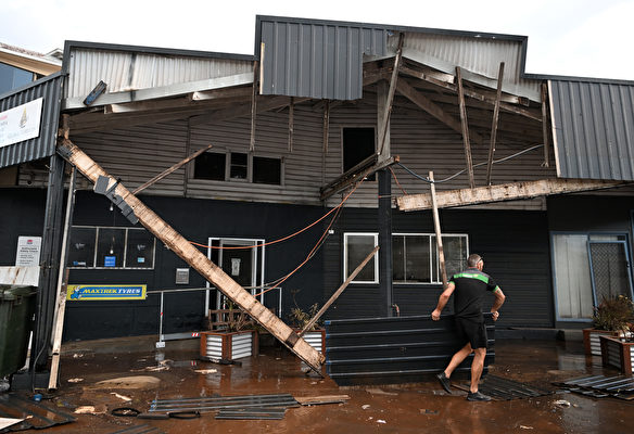 小城利斯莫一棟被洪水損壞的建築。（Dan Peled/Getty Images）