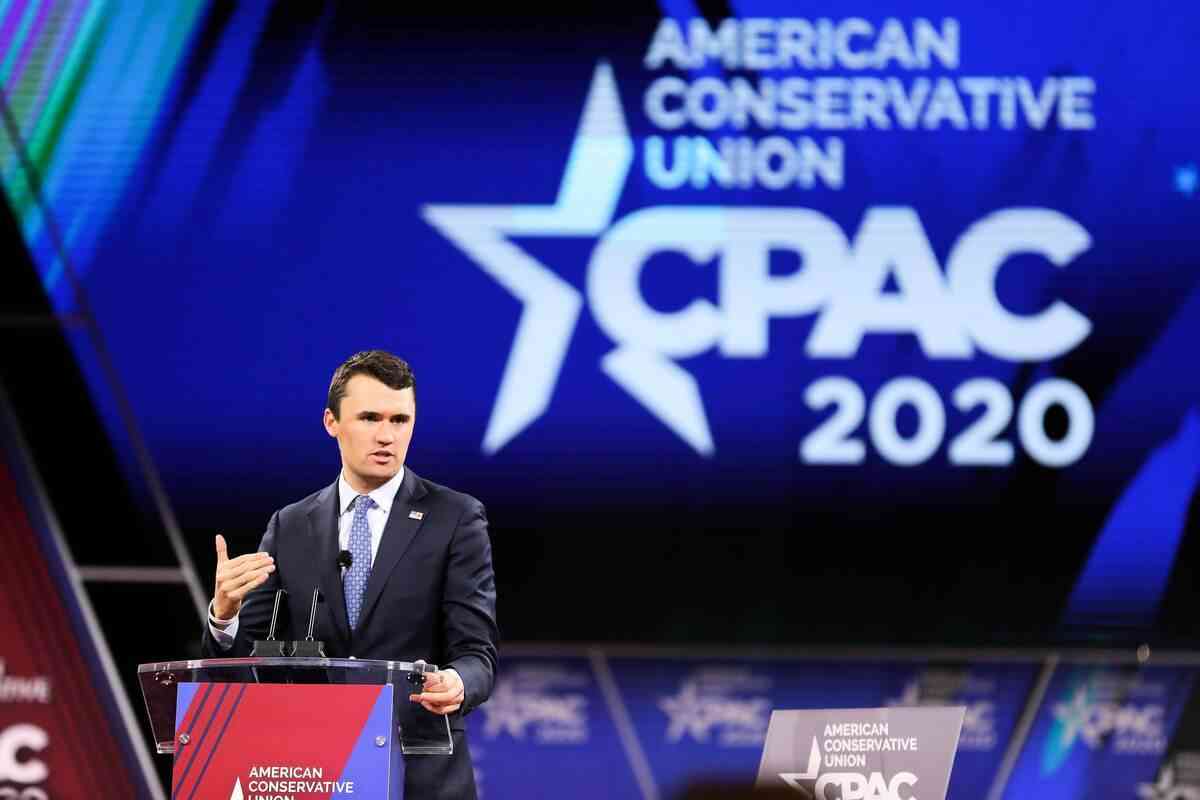 2020年2月27日,美國保守派活動家、「美國轉折點」(Turning Point USA)聯合創辦人查理·柯克在馬利蘭州國家港舉行的保守派政治行動會議(CPAC)大會上發表演說。(Samira Bouaou/英文大紀元)
