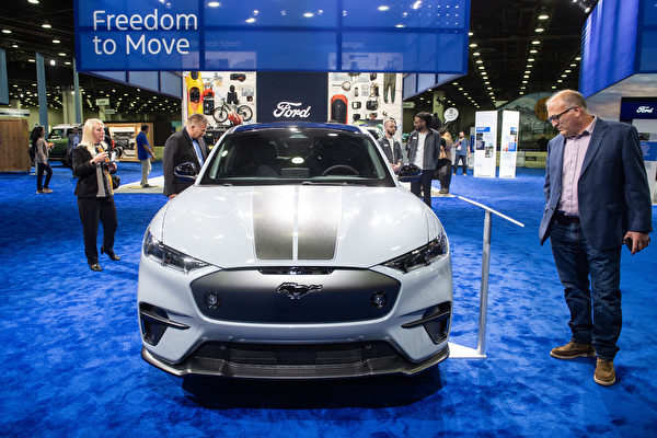 2023年9月14日,美國密歇根州底特律,在北美國際底特律車展(North American International Detroit Auto Show)期間,現場展出福特(Ford)汽車新款2024年的野馬(Mustang)Mach-E Rally。(Matthew Hatcher/AFP)