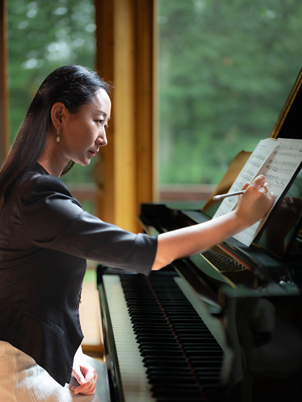 神韻藝術團作曲家琴媛在改編新唐人國際鋼琴大賽的指定曲目時,以古老的中國音樂的旋律韻味為基礎,用西方樂器來烘托中國古典音樂的特色,表現神性的音樂內涵,將傳統的西方古典音樂元素與中國傳統音樂元素完美融合。(受訪者提供)