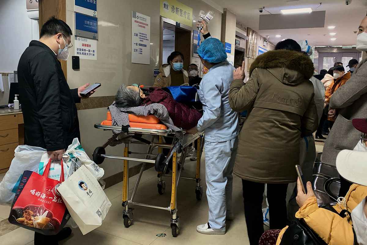 圖為2022年12月22日重慶醫科大學第一附屬醫院急症室人滿為患的場景。（Noel Celis/AFP）