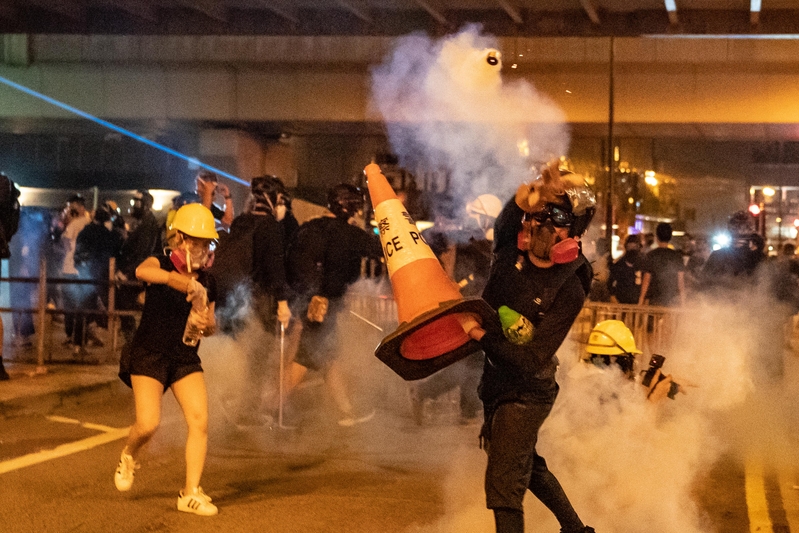 【8.11反送中組圖】港警葵芳站發射催淚彈