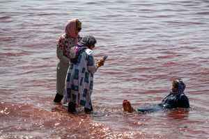 伊朗荷姆茲島下大雨染紅海水 遊客爭睹