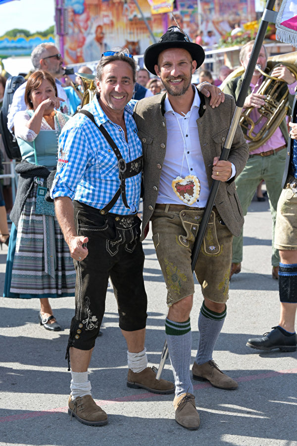 2023年9月17日，德國慕尼黑，在德國慕尼黑啤酒節（Oktoberfest）期間，演員Dieter Landuris（左）及室內設計師Konstantin Landuris（右）出席現場活動。（Hannes Magerstaedt/Getty Images）