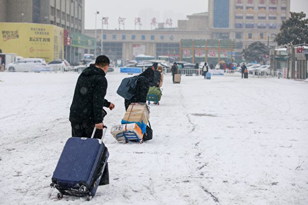 大陸多地暴雪 民眾返鄉被困高速 飢餓難耐