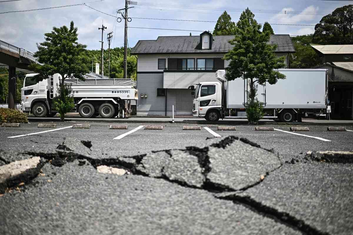 2026年7月30日，日本熊本縣冰川町一處路面在地震中損毀。（Philip Fong/AFP via Getty Images）