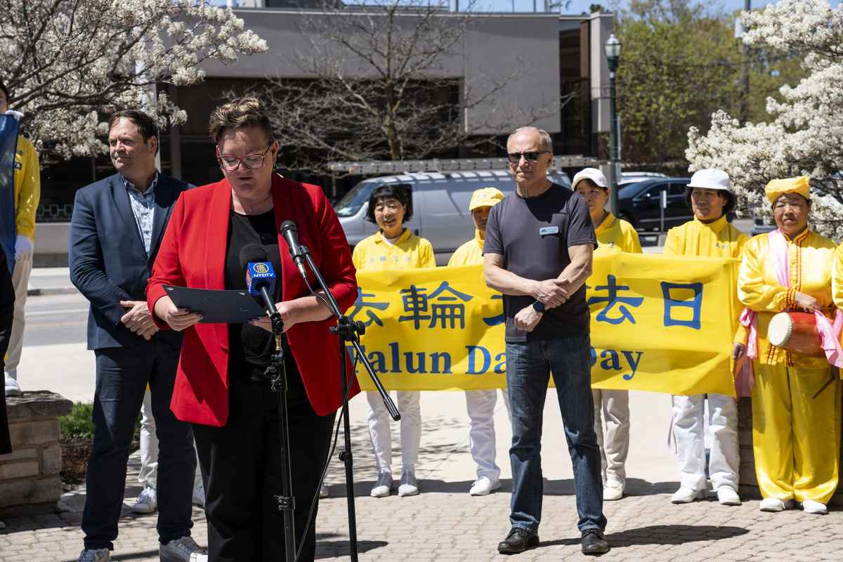 2025年5月12日,安省奧蘭治維爾(Orangeville)鎮舉行升旗儀式。市長麗莎‧波斯特(Lisa Post)出席了當天的慶典活動,並宣讀褒獎函,宣布2025年5月13日為奧蘭治維爾「法輪大法日」,並親自主持升旗儀式。(艾文/大紀元)