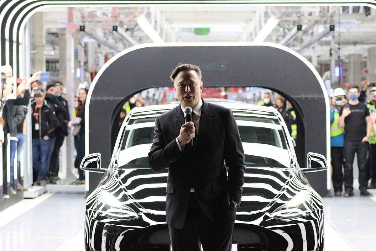 2022年3月22日，Tesla行政總裁馬斯克（Elon Musk）在德國格倫海德附近的新Tesla電動汽車製造廠正式開業期間發表講話。（Christian Marquardt/Getty Images）