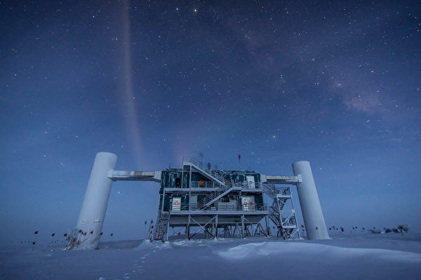 南極冰層下探測到中微子 揭示遙遠星系特性