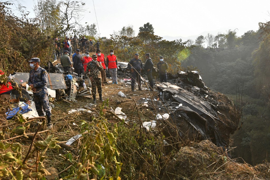 2023年1月15日，尼泊爾發生30年來最嚴重墜機事故。圖為救援人員在現場搜救。（PRAKASH MATHEMA/AFP）