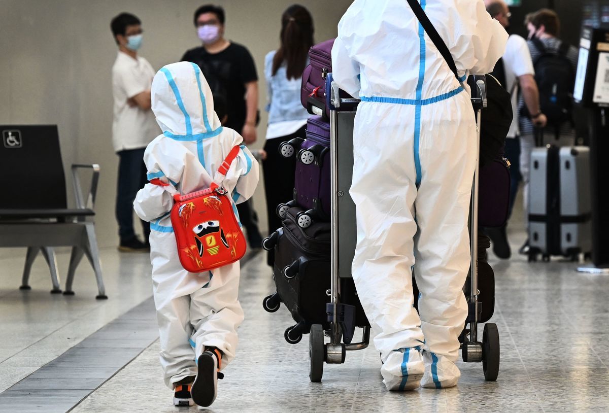 2021年11月29日，穿著個人防護裝備（PPE）的國際旅客抵達墨爾本的塔拉馬林機場（Tullamarine Airport）。（WILLIAM WEST/AFP via Getty Images）