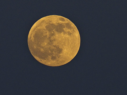 2022年5月15日，在法國中部羅亞爾河畔蒙盧伊（Montlouis-sur-Loire），在血紅色的月全食之前，月亮從葡萄園上空升起。（Guillaume Souvant/AFP via Getty Images）