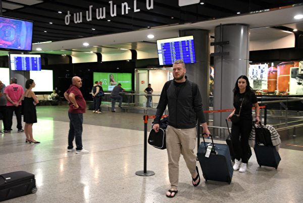 2022年9月21日，亞美尼亞埃里溫（Yerevan），俄羅斯總統弗拉基米爾‧普京（Vladimir Putin）下達軍事部份動員令，許多俄羅斯民眾搭機逃往別國。圖為俄羅斯民眾抵達茲瓦爾特諾茨（Zvartnots）國際機場。（Karen Minasyan/AFP）