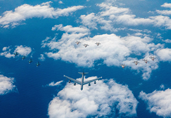 12月9日，四架日本航空自衛隊的F-2戰鬥機（左）和美軍的B-52H轟炸機（中）、F-35A Lightning II戰鬥機（右、後）在鐵匕首行動期間編隊飛行。（美國空軍）
