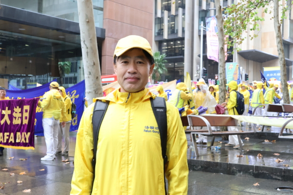 2025年5月8日中午,悉尼法輪功學員舉行一年一度的盛大遊行,慶祝「5.13世界法輪大法日」暨法輪大法洪傳世界33周年及法輪功創始人李洪志大師的華誕。圖為參加遊行的法輪功學員白先生。(文清揚/大紀元)