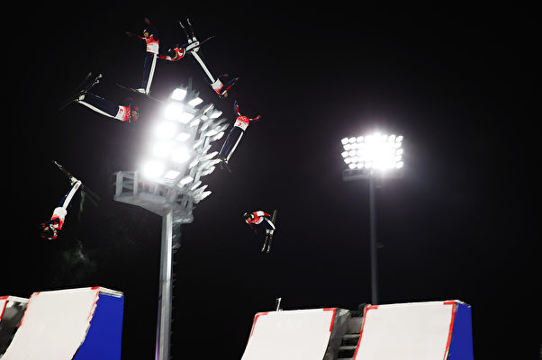 2022年2月10日，美國選手克里斯托弗‧利利斯（Christopher Lillis）參加北京冬奧會自由滑雪空中技巧混合團體決賽。（註：此圖經相機多次曝光生成。）（Ezra Shaw/Getty Images）
