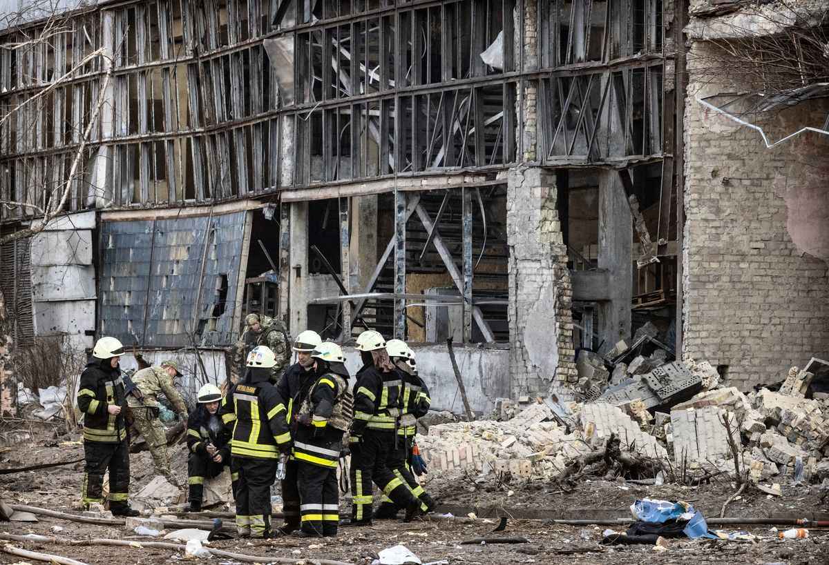 2022年3月22日，位在烏克蘭首都基輔的國家科學院，遭到無人機轟炸後的景象，該轟炸至少造成1人死亡。（FADEL SENNA/AFP）