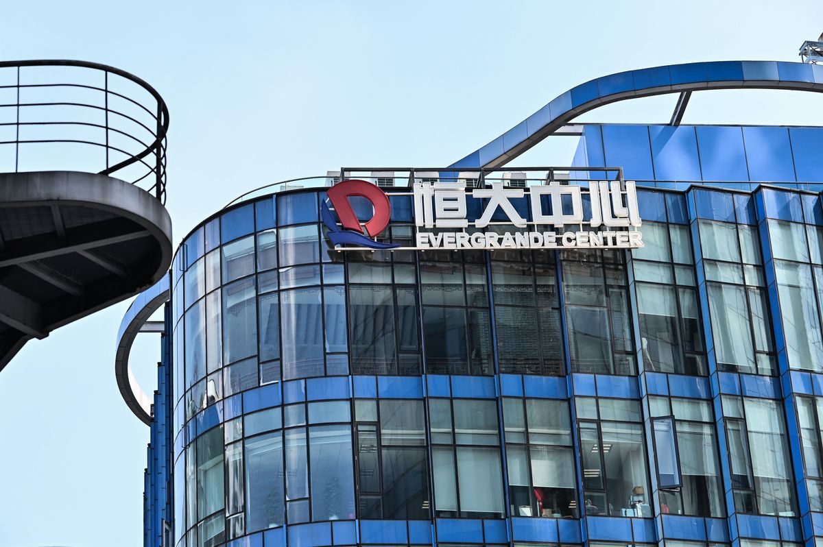 港股中國恒大、恒大物業在香港停牌。消息稱，廣東房企「合生創展」擬收購恒大物業約51%股權。（HECTOR RETAMAL/AFP via Getty Images）