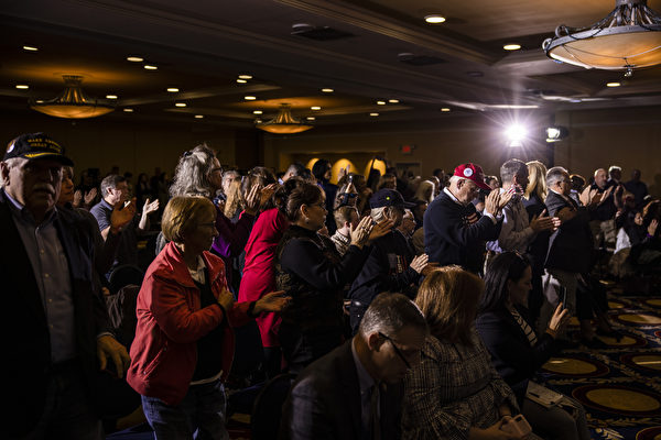 11月25日下午，賓夕凡尼亞州參議院在葛底斯堡溫德姆酒店舉行選舉問題聽證會。與會者聽到特朗普連線講話，鼓掌歡迎。（Samuel Corum/Getty Images）