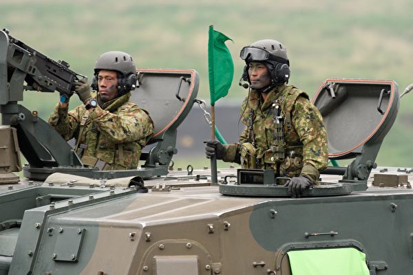 2021年5月22日，日本靜岡縣御殿場市，日本地面自衛隊（JGSDF）在東富士演習區（East Fuji Maneuver Area）舉行實彈演習。（AKIO KON/POOL/AFP via Getty Images）