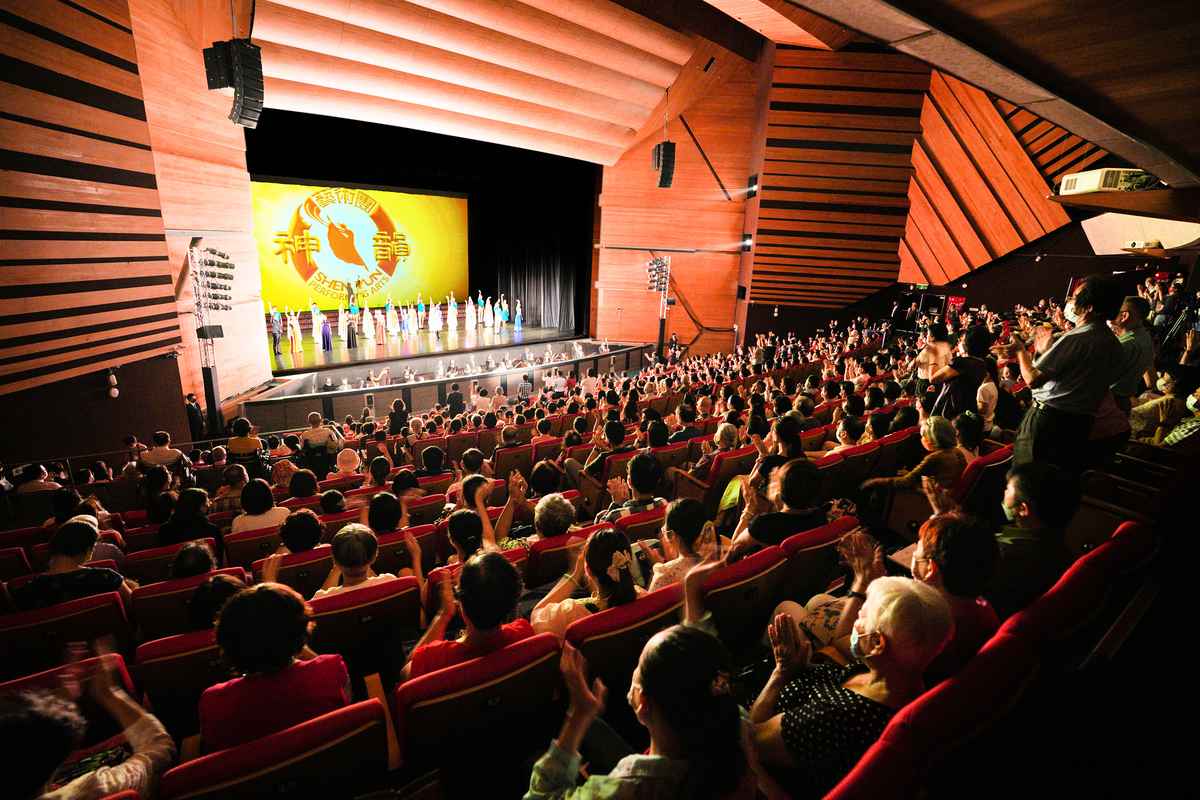 2022年6月29日下午，美國神韻國際藝術團在台中市中山堂首場演出，演員謝幕時，爆滿的觀眾報以熱烈掌聲。（龔安妮／大紀元）