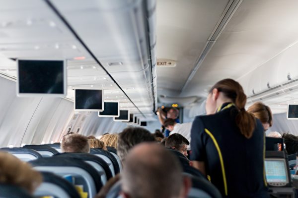 空服員在服務乘客。（Pixabay）