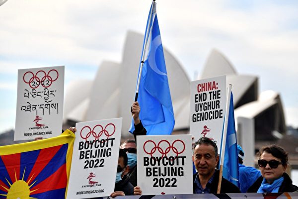 2021年6月23日，由於中共糟糕的人權記錄，抗議者在悉尼參加示威活動時高舉標語牌和橫幅，呼籲澳洲政府抵制2022年北京冬奧會。（Saeed Khan/AFP via Getty Images）