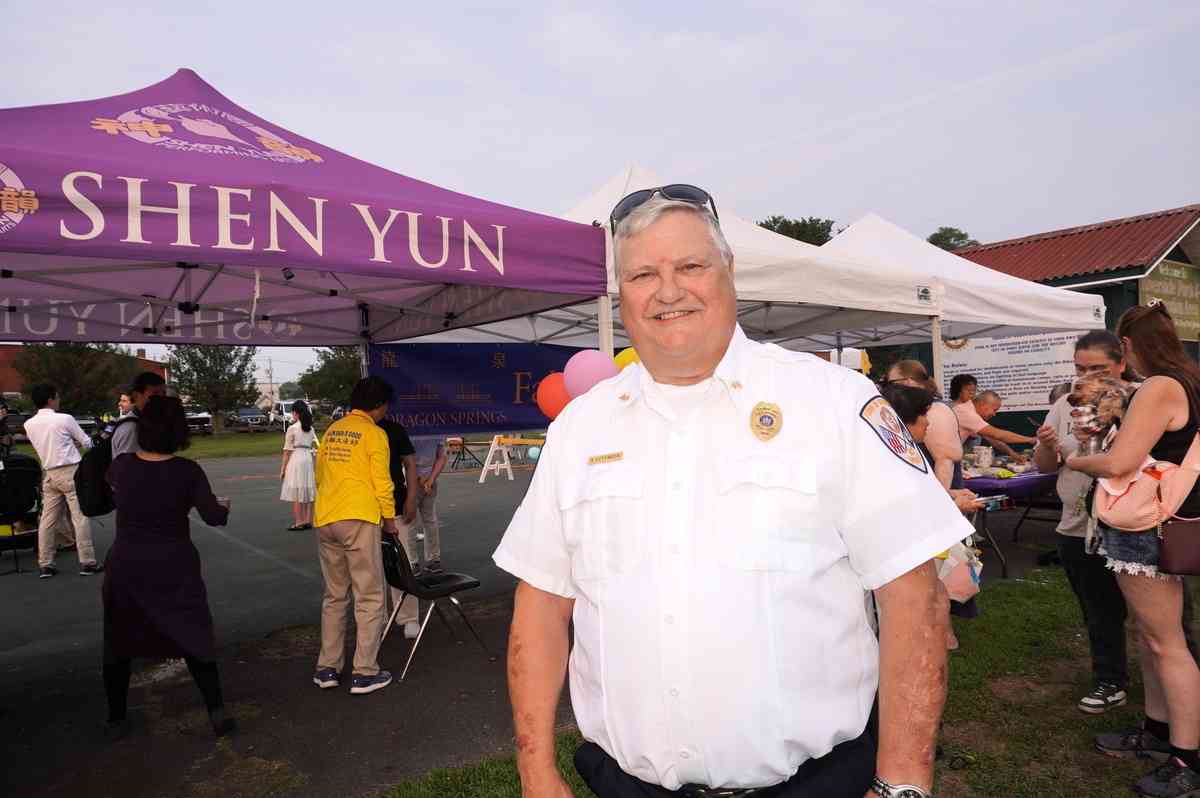 8月5日晚,位於紐約上州的傑維斯港(Port Jervis)市舉辦盛大的第17屆警民同樂活動。圖為毗鄰傑維斯港的鹿園鎮警察局局長理查德‧斯廷多(Richard J. Sztyndor)。(林南/大紀元)