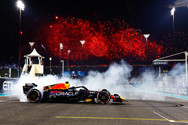 2023年11月26日,F1大獎賽本賽季最後一站——阿布扎比站,紅牛荷蘭車手韋斯達賓(Max Verstappen)獲得本賽季第19個分站冠軍。圖為韋斯達賓駕駛紅牛賽車賽後燒胎慶祝。(Mark Thompson/Getty Images)